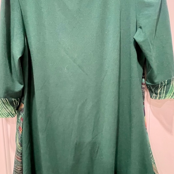Beautiful Peacock Pattern Blouse w/Built-In Slip and Flattering Neckline - Picture 5 of 6